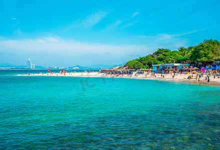 海南岛，三亚市。五州岛的风景海景.热带岛屿的放松和水的活动。三亚受欢迎的中国度假度假村.海塘湾.