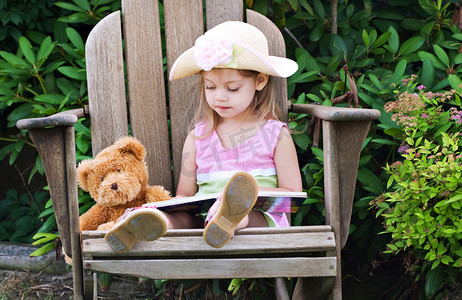 儿童阅读中的玩具熊