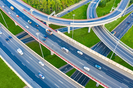 汽车美容培训摄影照片_菲威 道路交叉口。 从上面看快车道. 道路建筑。 道路建设。 高速公路。 汽车在高速车道上行驶. 高速公路顶视图。 从鸟瞰看汽车的车道.