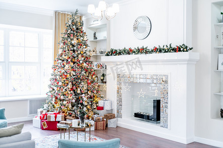 圣诞摄影照片_圣诞客厅里有棵圣诞树，下面有礼物