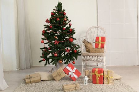 房间里有礼物的圣诞树, 新年的冬天装饰