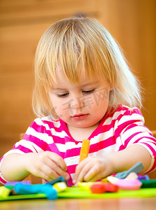 小女孩在玩塑料玩具