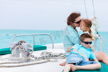 母亲和孩子们在豪华游艇