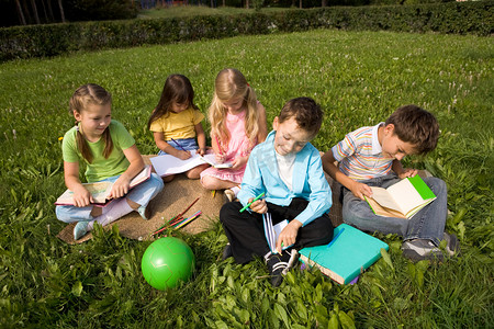 绿色阅读摄影照片_儿童户外夏令营活动写生