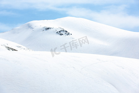 大量的雪中的脚印盖山
