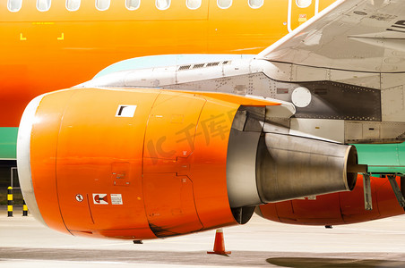 故障背景摄影照片_飞机引擎的漆成橙色。特写镜头。重型工程背景