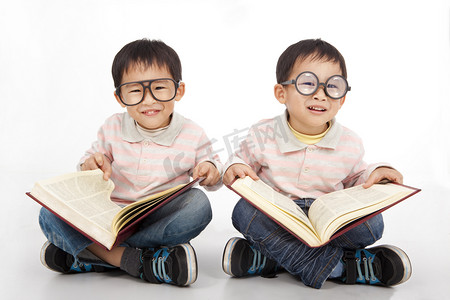 限时预定摄影照片_快乐的孩子戴着黑眼镜的大书