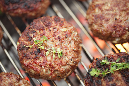 hamburguer摄影照片_食品肉类-牛肉汉堡上烧烤烧烤烧烤架火焰