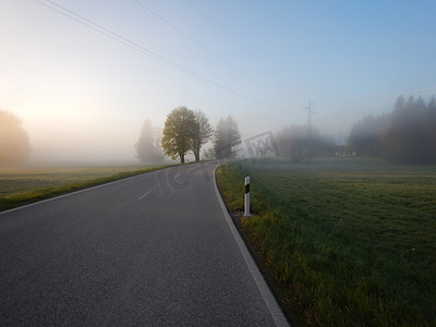 光辉摄影照片_有雾的早晨，与光辉的太阳