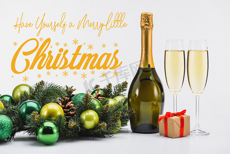 小花环摄影照片_瓶和香槟, 圣诞花圈和礼物在白色背景与 
