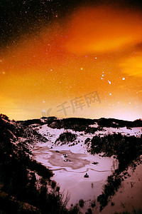 黄色月光摄影照片_在冬天的夜晚-Fundatura Ponorului Rom 山风景