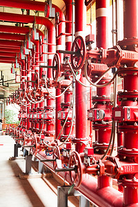 水龙头摄影照片_一排红色的消防给水管道系统