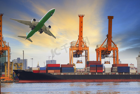 货运船摄影照片_集装箱船装货港口和货运飞机飞行以上为水和空气的运输业