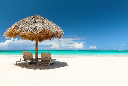 沙滩椅伞与美丽的沙滩在蓬塔可以