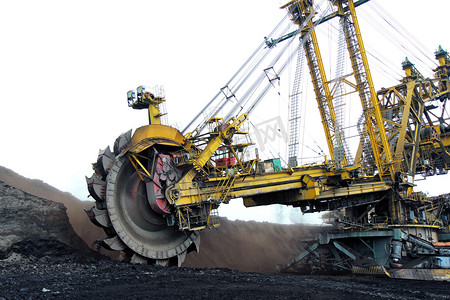 巨大的黄色煤挖掘机在行动