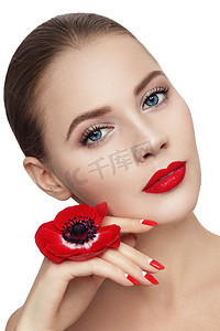 红色复古背景摄影照片_女人与清洁化妆和朵红色的花