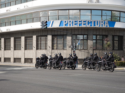 武装的警察布宜诺斯艾利斯