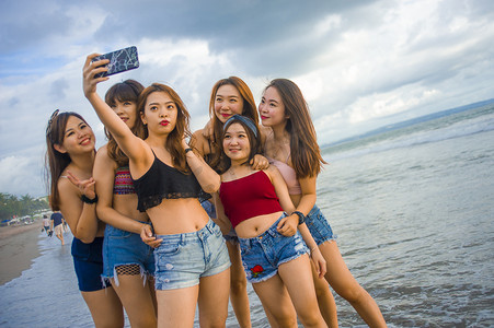 生活沙滩肖像亚洲朝鲜族和中国妇女, 一群快乐美丽的年轻女友带着自拍图片一起带着手机微笑欢快地享受女孩假期旅行
