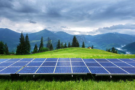 绿色背景摄影照片_蓝天背景的太阳能电池板