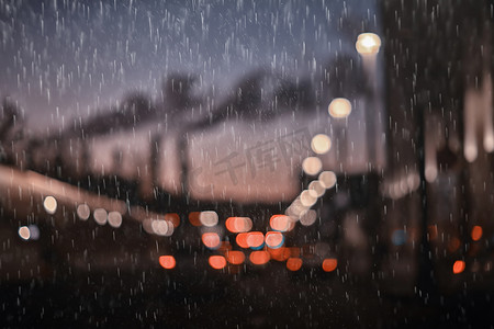 雨中的城市交通车辆，夜景城市，交通灯的流动，抽象的秋天背景