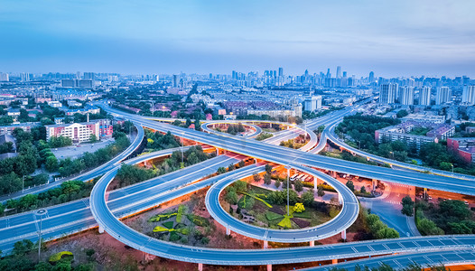 城市立交道路的全景视图 