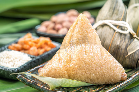 竹叶龙舟摄影照片_关闭, 复制空间, 著名的中国食品龙舟 (端午节) 节, 蒸粽子金字塔形状的竹叶制成的糯米原料制成的