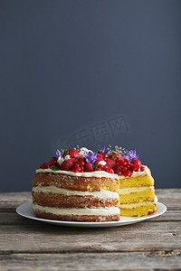 水果煮熟摄影照片_美味的饼干蛋糕与浆果 