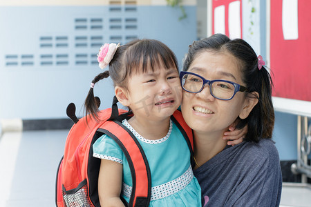 儿童和母亲哭第一天去学前班学校