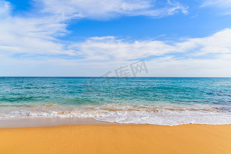 夏日天空摄影照片_海浪在卡武埃鲁镇的沙滩上