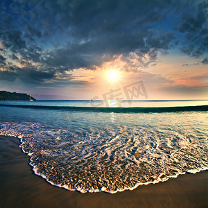 热带海滩上美丽的夕阳