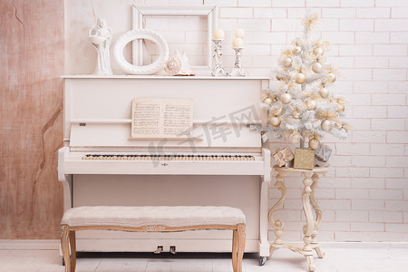 Ney 年装饰。圣诞树近白色的钢琴