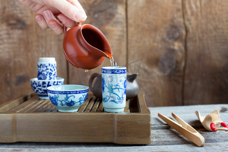 在茶几上的传统中国茶道配件