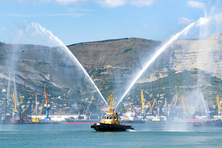 戰鬥機摄影照片_消防部门的救火船显示在港口港口 