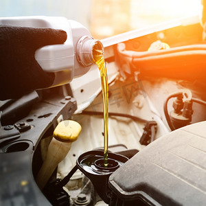 油在汽车发动机中被浇在射线中的新鲜油