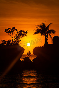 在美丽的日落，热带海面的帆船。剪影 