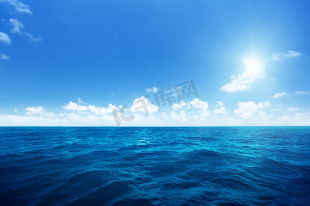 完美的天空和印度洋的海水