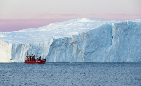 船舶对大冰山