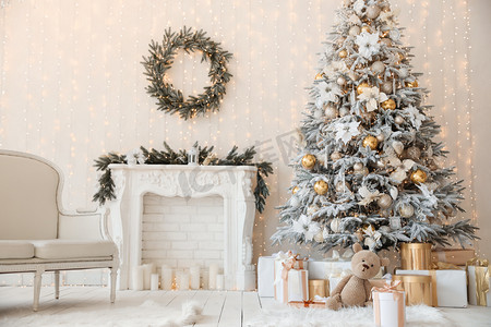 圣诞节装饰摄影照片_有漂亮圣诞树和壁炉的客厅里别致的室内装饰