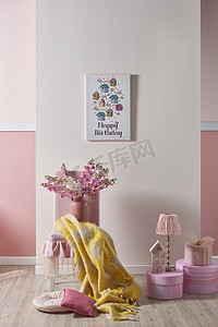 粉红色, 白色的墙壁和装饰室内设计与鲜花为家庭和儿童房, 设计卧室