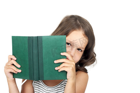 学前教育摄影照片_拿着书看向镜头的小女孩