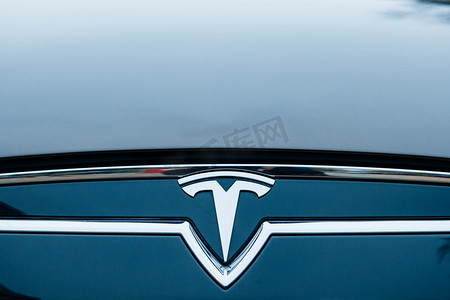 汽车logo摄影照片_特斯拉型号 S 电动汽车零排放