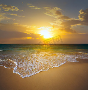 海景沙滩摄影照片_沙滩上的落日