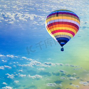 摄影照片_热气球上云与海