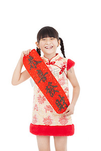 新年卷轴摄影照片_快乐的亚洲女孩展示中国新的一年红对联
