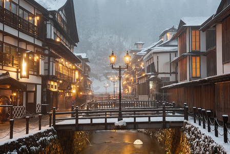 饭店摄影照片_Obanazawa Ginzan Onsen，日本的温泉小镇在雪地里.
