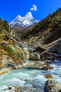 径摄影照片_雪覆盖的山峦和喜马拉雅山冰川谷