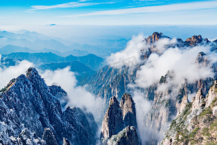 风景黄山风景摄影照片_云层之上黄山国家公园的山峰。中国