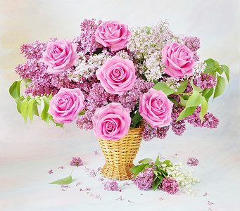 静物与大束的玫瑰、 丁香紫色花和铃兰的花上绘画背景