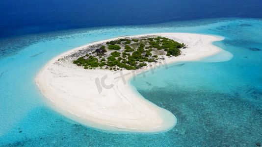 热带岛屿和环礁。从无人机上射击。纯净的绿松石般的海水。白色珊瑚沙和蓝色泻湖