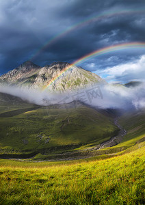 在山谷中的彩虹